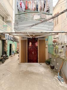 NGAY TẠI QUẬN 7: NHÀ 4 MẶT TIỀN HẺM 